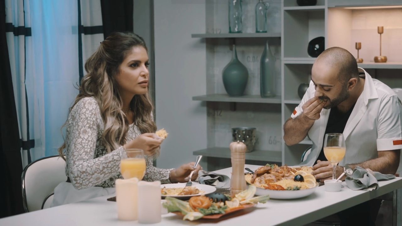 اكسينا.. عرضنا ما يحتاج مترجم